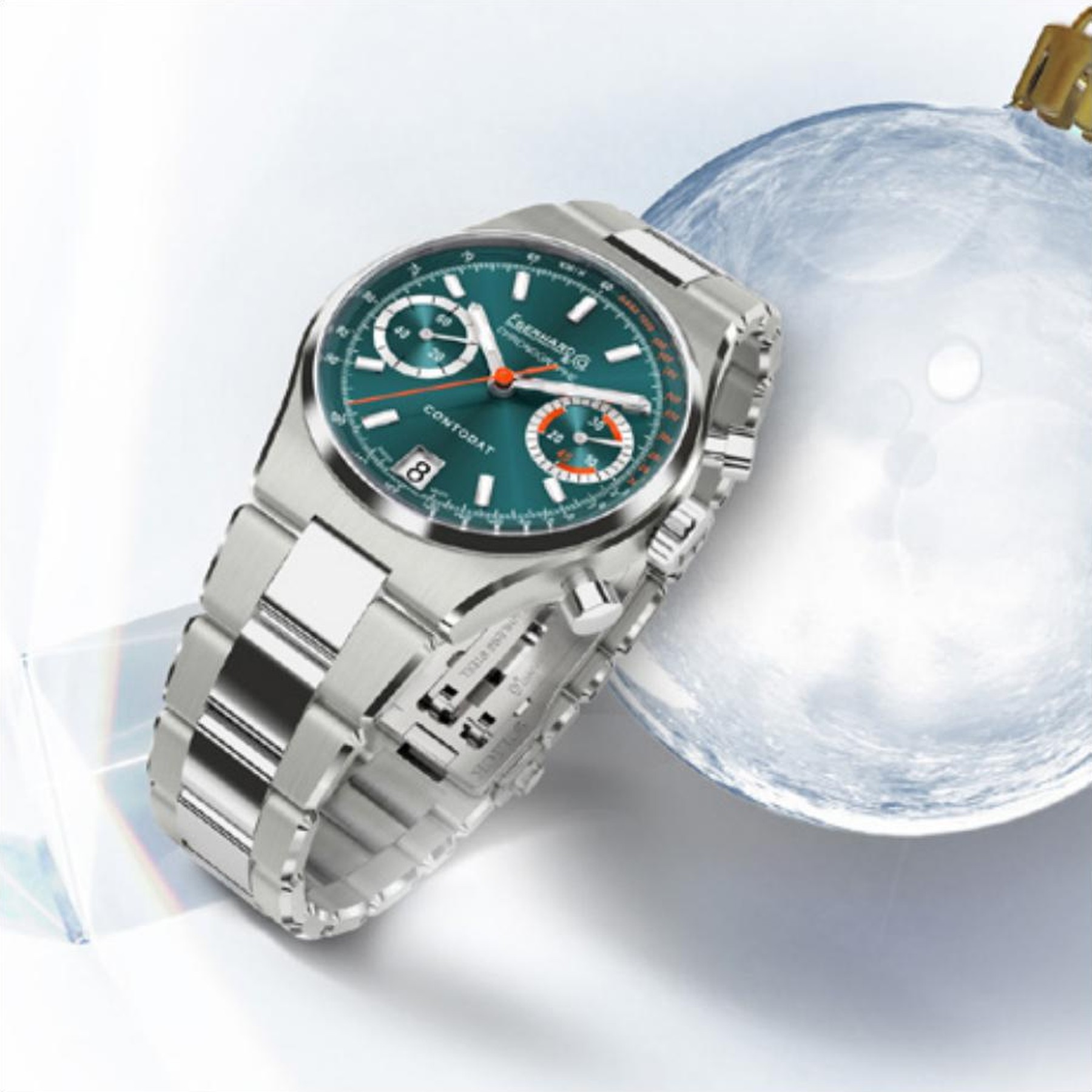 Concept Season's Greetings Eberhard & Co., cronografo quadrante verde accanto a una pallina di Natale trasparente