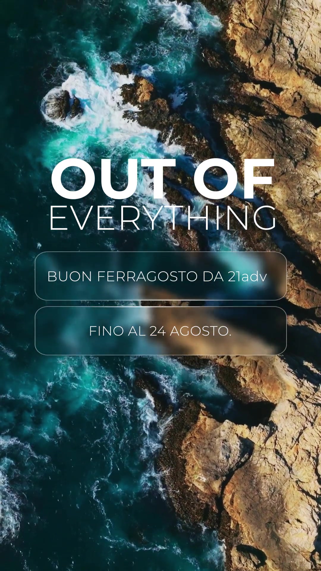 Fotogramma del reel Instagram di 21adv con scritta Buon Ferragosto su sfondo di costa rocciosa